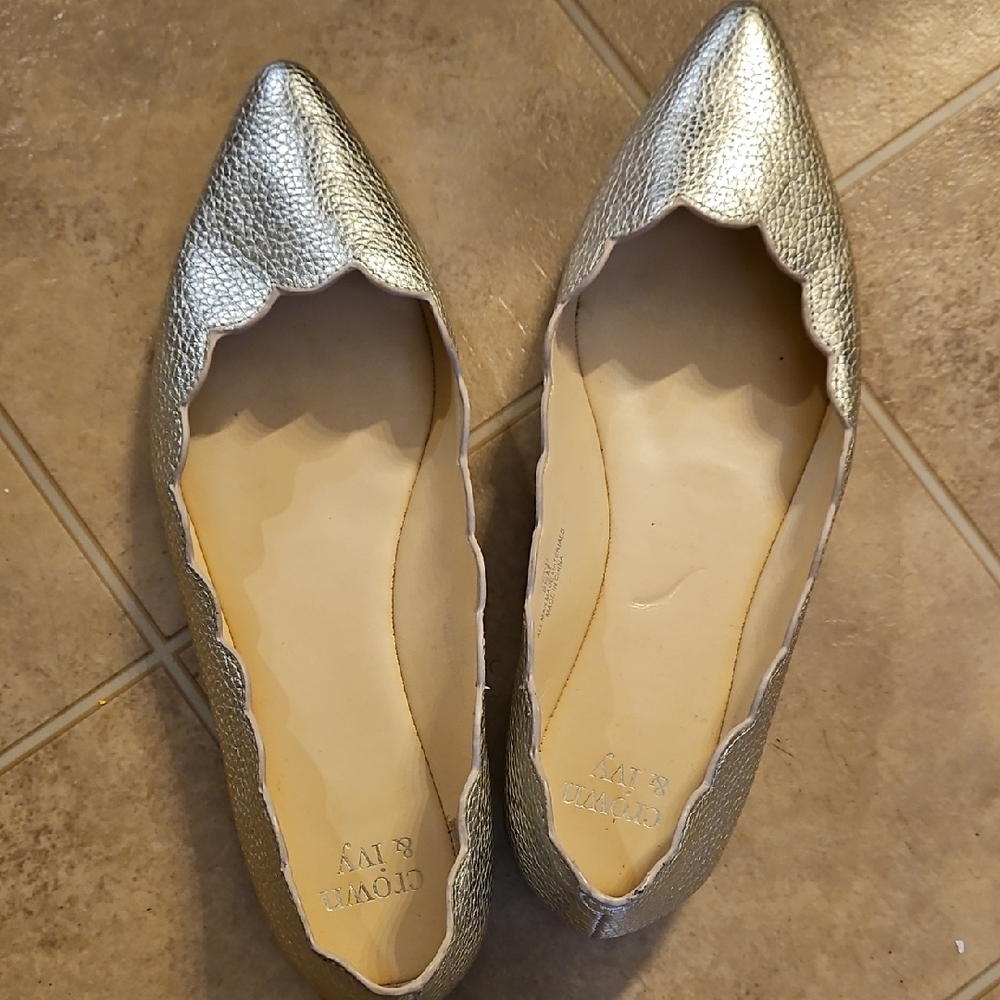 Crown & Ivy Silver Scalloped Flats